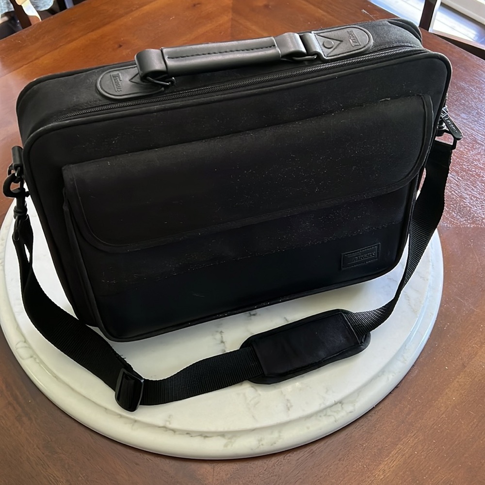 Black Targus Laptop Carrying Case